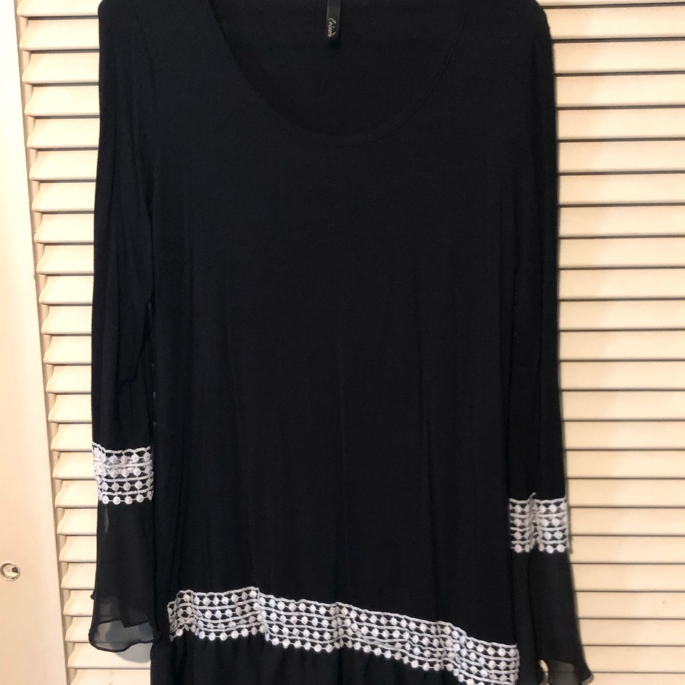 Black/white tunic w/translucent black hem ruffle